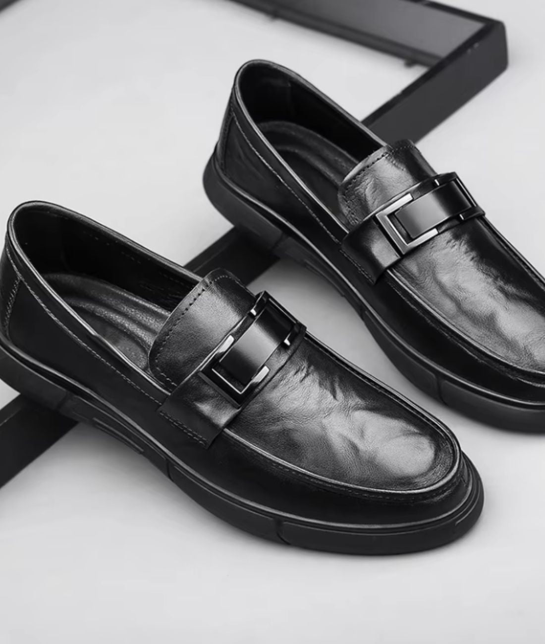 Mocassins En Cuir Noir À Semelle Épaisse Et Fermoir - Le Mocassin