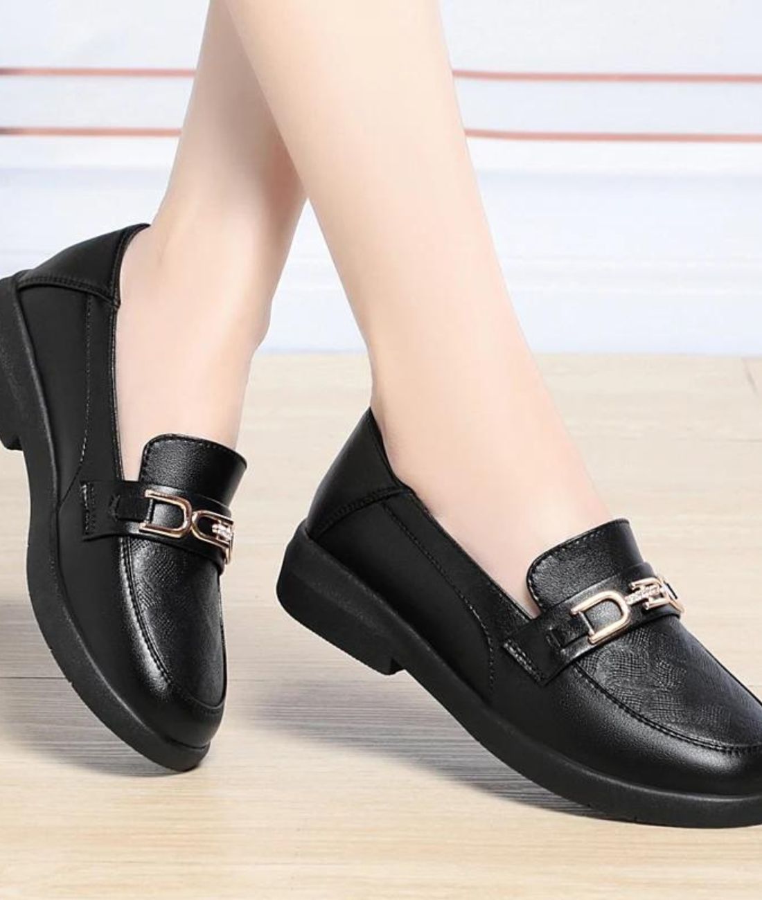 Mocassins Noirs À Semelle Épaisse Et Chaine Dorée Pour Femme - Le Mocassin