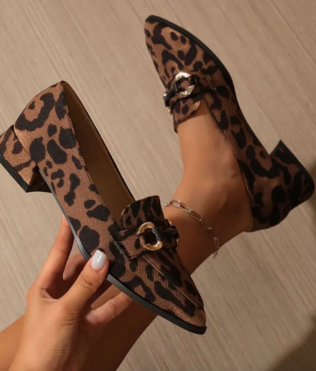 Mocassins Petit Talon Imprime Leopard Et Chaines Dorees Le Mocassin